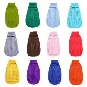 Vue détaillée du pull tricoté coloré pour chien, vêtement chaud col roulé torsadé.