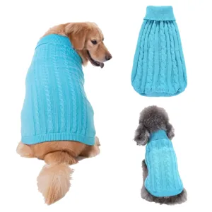 Doux pull pour chien en tricot torsadé avec col roulé, vêtement bleu confortable pour animaux.