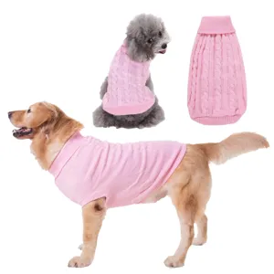 Vue détaillée du pull pour chien en tricot torsadé rose affiché sur des chiens pour un look douillet.