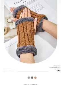 Detailansicht von Winter Zopfmuster Armstulpen mit plüschigem Fellbesatz und kuscheligem Design.