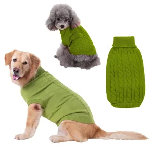 Détail de pull pour chien en tricot torsadé vert avec col roulé et vue portée.