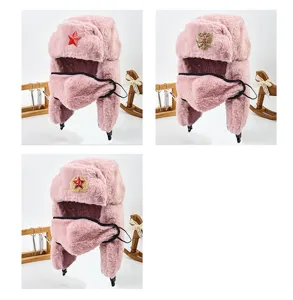 Cappello ushanka invernale in peluche con distintivo sovietico, paraorecchie e maschera antigelo.