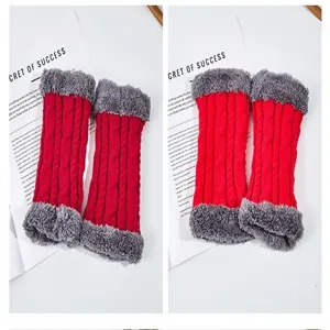 Detailansicht rote Zopfstrick Armstulpen mit grauen Plüsch Kunstfellbündchen für den Winter.