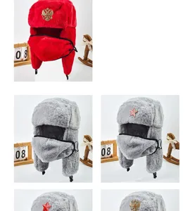 Caldo cappello Ushanka invernale con paraorecchie maschera facciale e distintivo russo.