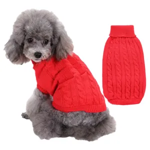 Pull-over rouge confortable pour chien à col roulé avec motif torsadé, parfait hiver.