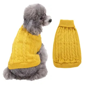 Vue détaillée du pull pour chien en maille torsadée jaune, col montant doux et chaud pour hiver.