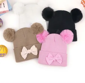 Joli bonnet tricoté d'hiver pour bébé avec deux pompons et nœud, bonnet chaud pour nourrisson