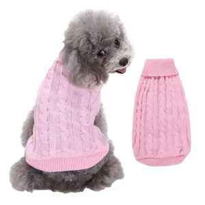 Vue détaillée du pull pour chien en tricot torsadé rose, vêtement chaud col roulé pour hiver.