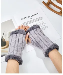 Gemütliche graue Strick-Fingerless-Handschuhe mit plüschigen Bündchen für den Winter.
