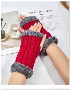 Rote grobgestrickte fingerlose Armstulpen mit kuscheligen grauen Plüschbündchen für den Winter.