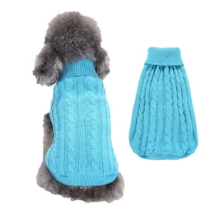 Détail pull tricot torsadé animal bleu, vêtement hiver col roulé pour petit chien.