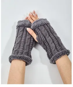 Dunkelgraue grobe Strickstulpen mit Pluesch Rand warme winterliche Handschuhe Detail