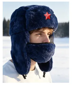 Cappello ushanka invernale blu con badge a stella, paraorecchie e maschera facciale abbinata al freddo.