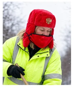 Berretto ushanka invernale rosso con paraorecchie, maschera facciale coordinata e stemma.
