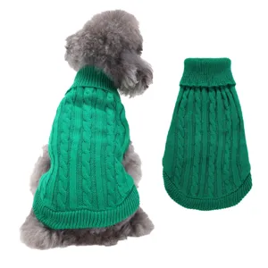 Détail pull pour animal en tricot torsadé vert, vêtements d'hiver pour chien col roulé.