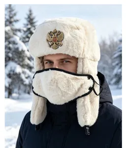 Cappello ushanka invernale in pelliccia ecologica con maschera e stemma dell'aquila russa.