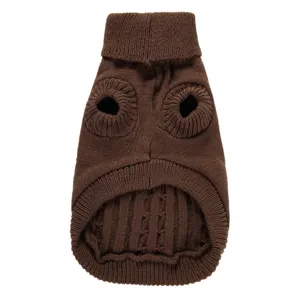 Gros plan détaillé d'un pull pour animal col roulé marron avec une belle texture en tricot côtelé.