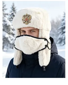 Colbacco invernale bianco con maschera e distintivo, cappello di pelliccia caldo per il freddo.