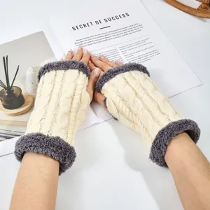 Gemütliche Zopfstrick Armstulpen mit flauschigen Plüschbündchen, warme Winterhandschuhe.