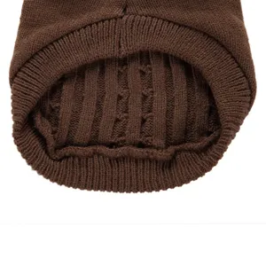 Vue détaillée du pull pour chien marron avec motif torsadé classique et col roulé chaud.
