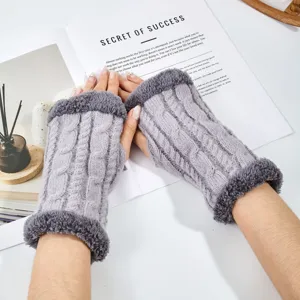 Gemütliche graue Zopfmuster-Armstulpen mit Plüschbesatz, warme Winter-Fingerlos-Handschuhe.