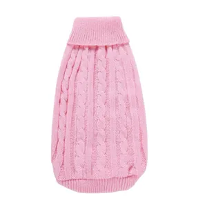 Gros plan détaillé du pull pour animal de compagnie en tricot torsadé rose, col haut et doux.