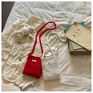 Sac bandoulière tricoté pochette téléphone couleur bonbon mini sac à main détail.
