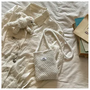 Mini sac bandoulière tricoté blanc décontracté pour femmes, style quotidien et mignon.