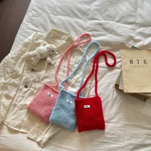 Sac bandoulière en tricot décontracté pour femme, petit sac épaule couleur bonbon, vue à plat.