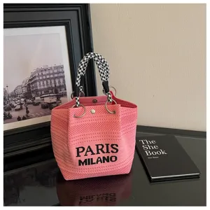 Elegante borsa a secchiello in maglia rosa con manici in corda e stampa frontale.