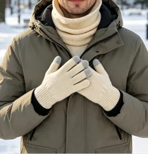 Vue détaillée des gants tactiles tricotés chauds d'hiver en beige uni avec des bouts gris.