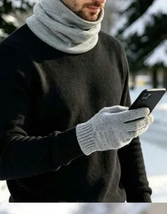 Détail de l'ensemble tour de cou et gants tactiles tricotés gris pour homme en hiver.