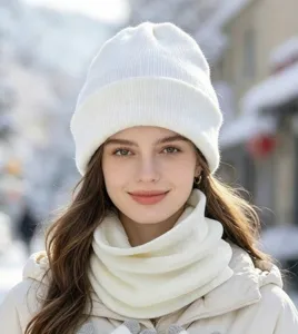 Gros plan détaillé du bonnet en tricot blanc chaud et de l'ensemble d'écharpe pour l'hiver.