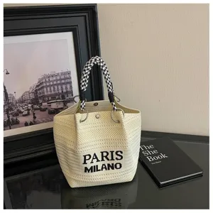 Elegante borsa a mano in maglia beige con manico pied de poule e design intrecciato alla moda.