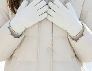 Gants tactiles en tricot blanc en gros plan, accessoire chaud d'hiver pour temps froid.
