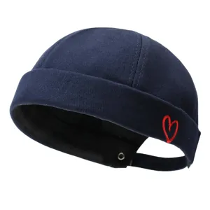 Berretto docker blu scuro unisex con ricamo cuore rosso, elegante cappello senza visiera.