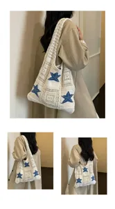 Détail de sac à bandoulière en tricot avec motif d'étoile et grand sac de plage spacieux.
