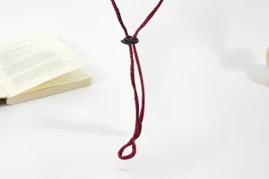 Vista dettagliata di una corda antivento per cappello rosso scuro con fibbia per cappelli.