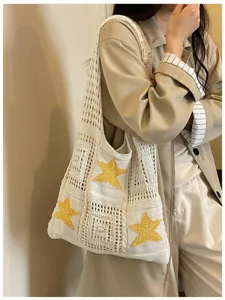 Sac de plage crocheté en bandoulière avec un motif étoile jaune, grand cabas d'été.