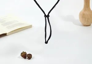 Vista dettagliata dell'accessorio corda antivento per cappello nero regolabile all'aperto.