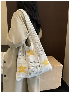 Sac à bandoulière en crochet ajouré avec motif d'étoile, idéal pour les vacances à la plage.