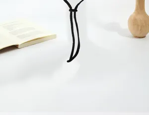 Dettaglio cappello da pesca nero cinturino vento regolabile stile minimalista accessorio