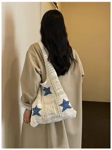 Vue détaillée du sac bandoulière tricoté de plage avec motif d'étoile bleue pour les vacances.