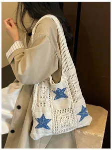 Sac bandoulière en tricot beige avec motif d'étoiles bleues, cabas de plage ajouré.