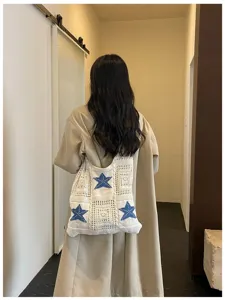 Sac à bandoulière en tricot avec motif d'étoile, idéal pour la plage et l'usage estival.