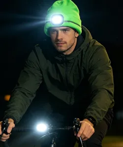 Grüne LED Strickmütze mit integrierter USB Stirnlampe für Nachtradfahren und Angeln.