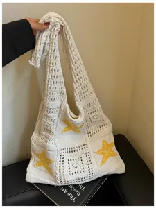 Sac plage tricot détail, cabas épaule crochet beige avec motif étoile de mer jaune.