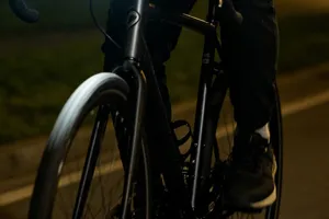 Detaillierte Ansicht des Fahrrads bei nächtlicher Fahrt mit dunklem Fahrradrahmen.