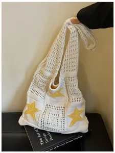 Sac porté épaule en crochet avec motif d'étoile, détail de sac de plage tricoté ajouré.