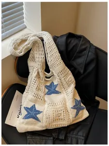 Vue détaillée d'un sac à bandoulière en tricot creux avec des étoiles bleues, sac de plage chic.